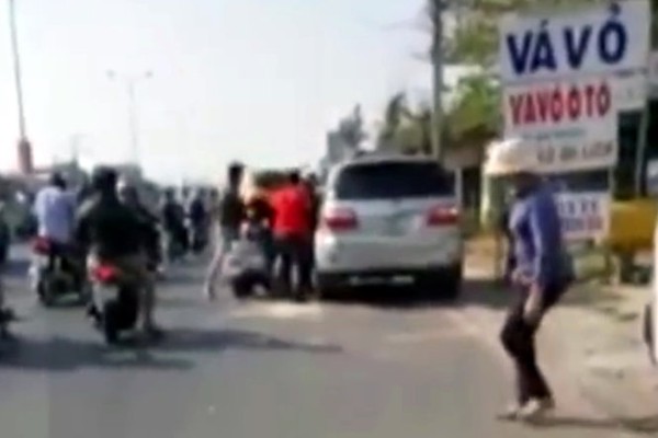 ​Phượt thủ đ&aacute;nh hội đồng t&agrave;i xế &ocirc; t&ocirc; v&igrave; kh&ocirc;ng cho vượt? - Ảnh 1.
