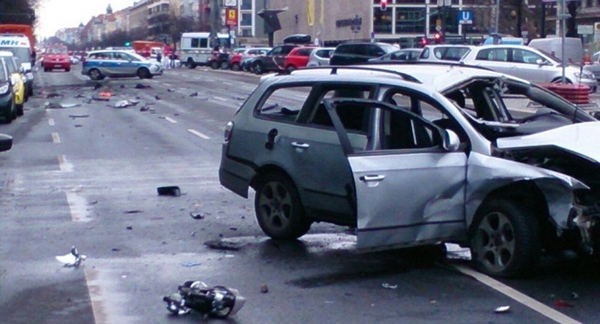 Ô tô bom cùng tài xế nổ tan xác giữa đường thủ đô Đức - Ảnh 1.