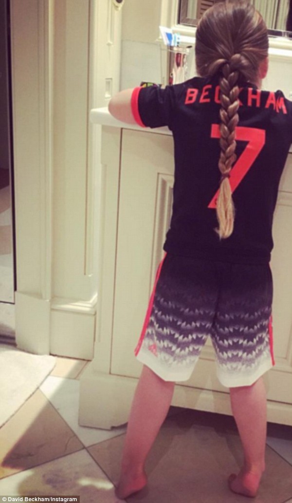 Victoria Beckham hạnh phúc khoe ảnh bà cụ non Harper Seven đứng chỉnh quần áo - Ảnh 4.