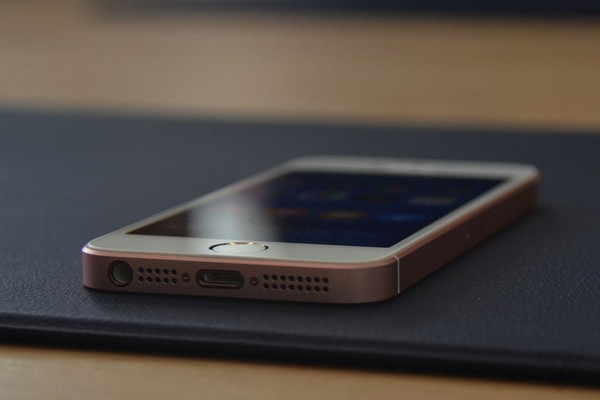 Cận cảnh iPhone SE vàng hồng: Nhỏ mà có võ - Ảnh 1.