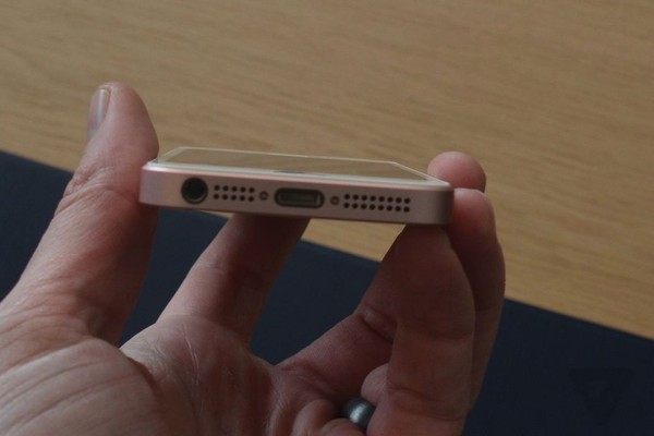 Cận cảnh iPhone SE vàng hồng: Nhỏ mà có võ - Ảnh 5.