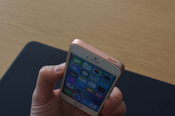 Cận cảnh iPhone SE v&agrave;ng hồng: Nhỏ m&agrave; c&oacute; v&otilde; - Ảnh 6.