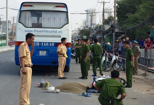 Xe du lịch tông hai cha con, một người chết - Ảnh 1.