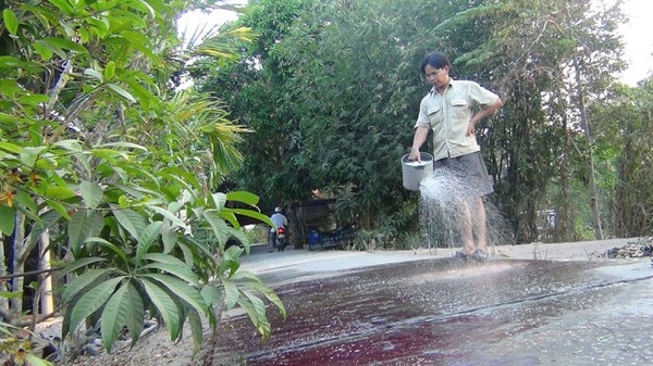 H&oacute;a chất rơi v&atilde;i t&iacute;m rịm 4km đường - Ảnh 1.