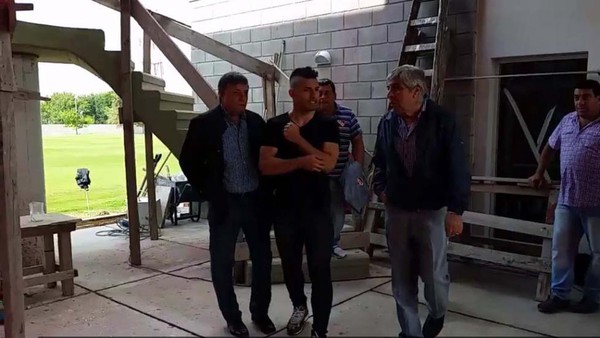 Aguero tặng đội b&oacute;ng thủa h&agrave;n vi m&oacute;n qu&agrave; kh&ocirc;ng tưởng - Ảnh 3.