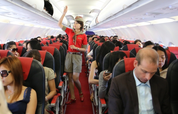 Vietjet b&aacute;c tin nhận kh&aacute;ch đi m&aacute;y bay gi&aacute; rẻ như t&agrave;u hỏa - Ảnh 1.