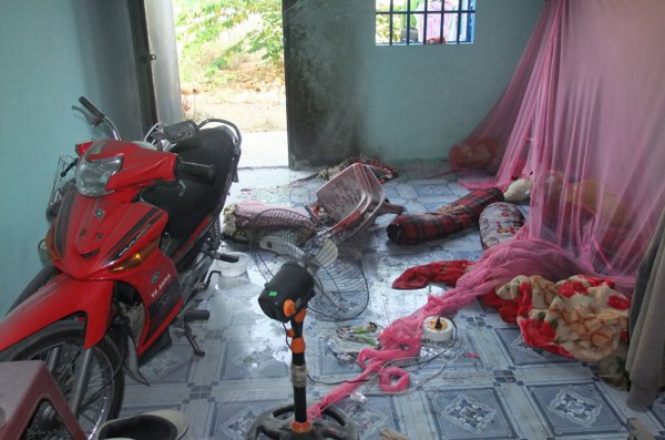 Nghi &aacute;n hai mẹ con bị chốt cửa, ph&oacute;ng hỏa trong ph&ograve;ng trọ - Ảnh 1.