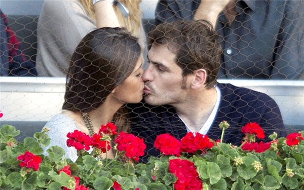 Casillas bí mật cưới cô phóng viên xinh đẹp Sara Carbonero - Ảnh 2.
