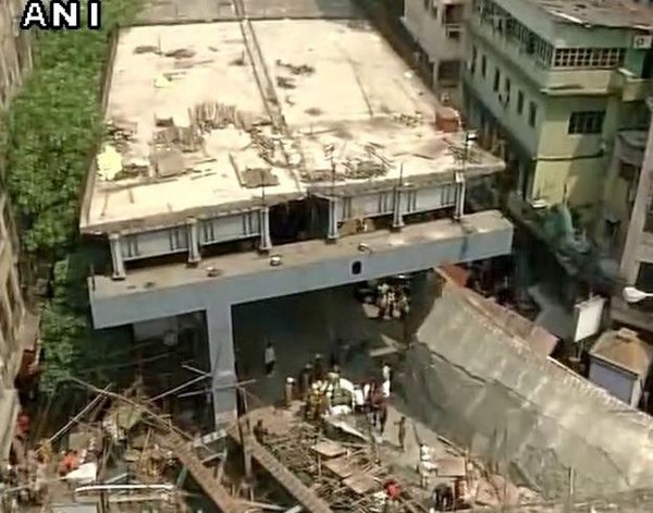 Ít nhất 10 người chết trong vụ sập đường trên cao ở Ấn Độ - Ảnh 1.