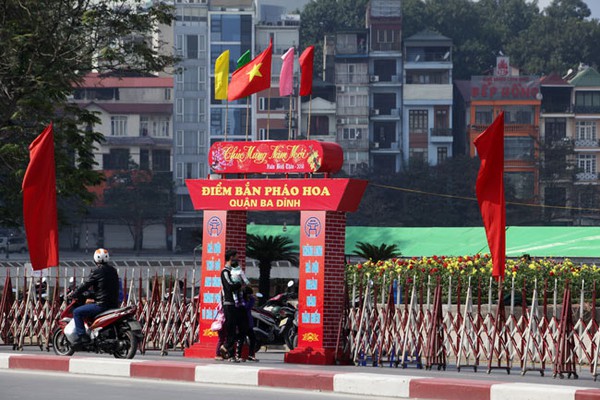 H&agrave; Nội: Trận địa ph&aacute;o hoa được bảo vệ nghi&ecirc;m ngặt trước giờ G - Ảnh 13.