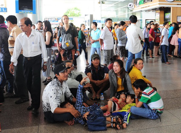 Hàng ngàn Việt kiều về ăn tết, sân bay kẹt cứng - Ảnh 14.