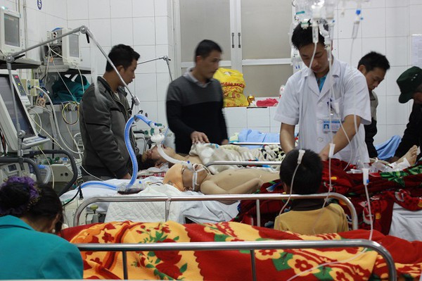 Bệnh viện qu&aacute; tải Tết, bệnh nh&acirc;n nằm h&agrave;nh lang chờ cấp cứu - Ảnh 14.