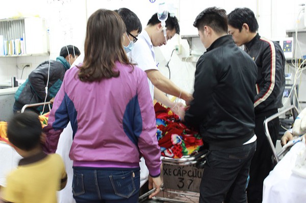 Bệnh viện qu&aacute; tải Tết, bệnh nh&acirc;n nằm h&agrave;nh lang chờ cấp cứu - Ảnh 15.