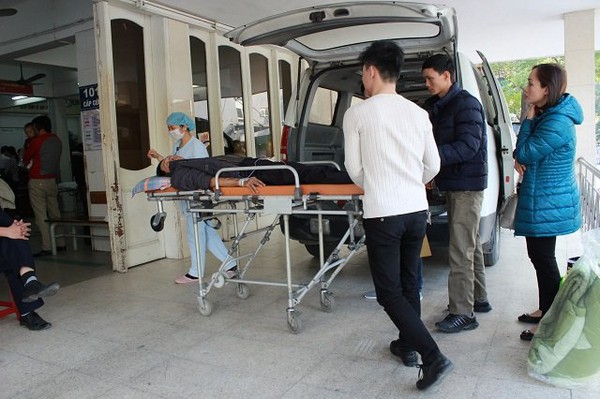 Bệnh viện quá tải Tết, bệnh nhân nằm hành lang chờ cấp cứu - Ảnh 16.