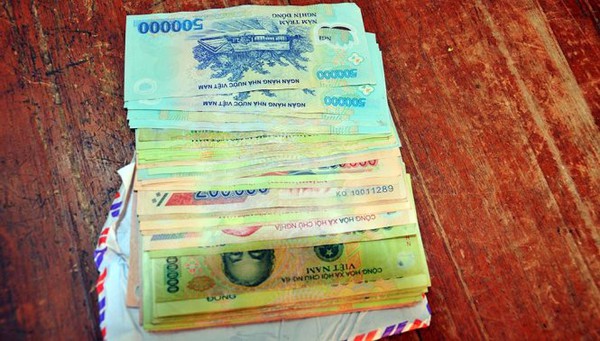 Trung t&aacute; c&ocirc;ng an TP Bến Tre trả lại qu&agrave; tặng 10 triệu đồng - Ảnh 2.