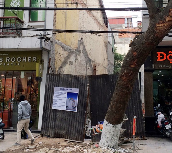 Sập cần cẩu thi c&ocirc;ng trụ sở c&ocirc;ng an phường, một người bị thương nặng - Ảnh 2.