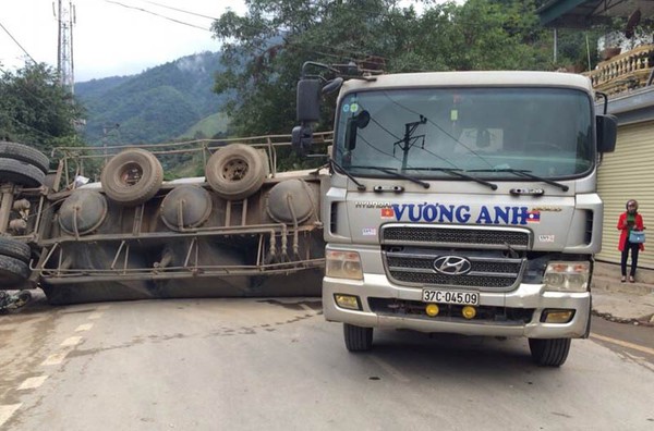 Xe bồn tự tr&ocirc;i đ&egrave; chết nam sinh v&agrave; người b&aacute;n x&ocirc;i - Ảnh 2.