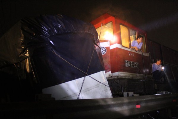 T&agrave;u lửa đ&acirc;m đứt đ&ocirc;i xe tải 7 tấn - Ảnh 2.