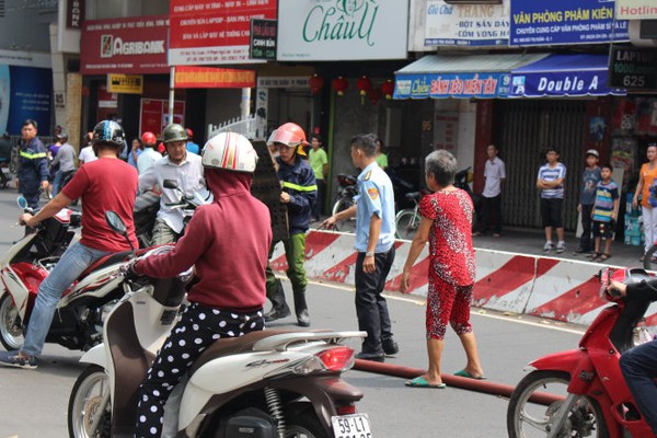 Hai phụ nữ ra đường chặn xe c&aacute;n ống nước chữa ch&aacute;y - Ảnh 2.