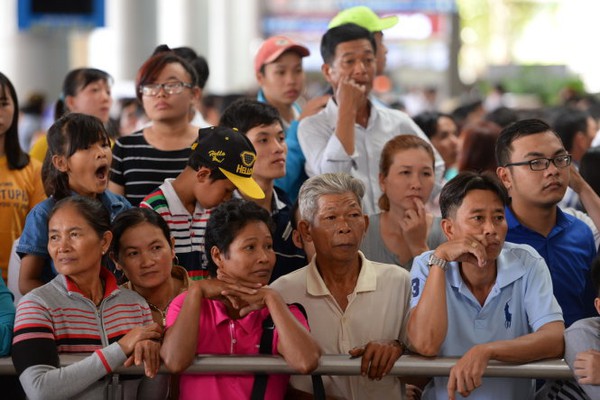 Hàng ngàn Việt kiều về ăn tết, sân bay kẹt cứng - Ảnh 2.