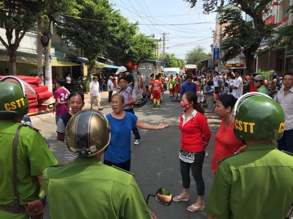 Tiền Giang: chặn đường để m&uacute;a l&acirc;n v&agrave;&hellip; c&uacute;ng xe  - Ảnh 2.