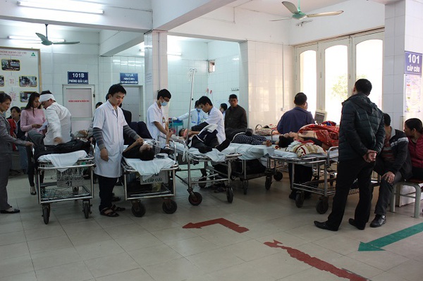 Bệnh viện quá tải Tết, bệnh nhân nằm hành lang chờ cấp cứu - Ảnh 2.