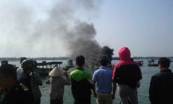 Ch&aacute;y t&agrave;u du lịch tr&ecirc;n cảng Cửa Đại, Hội An - Ảnh 2.