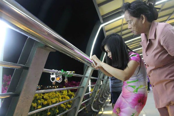 Cắt kh&oacute;a t&igrave;nh y&ecirc;u tr&ecirc;n cầu đi bộ duy nhất ở miền T&acirc;y - Ảnh 2.