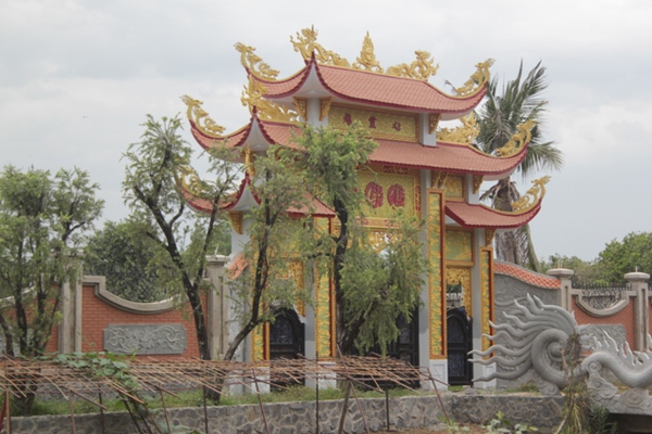 Cận cảnh nh&agrave; thờ tổ 100 tỷ kh&ocirc;ng ph&eacute;p của Ho&agrave;i Linh - Ảnh 2.