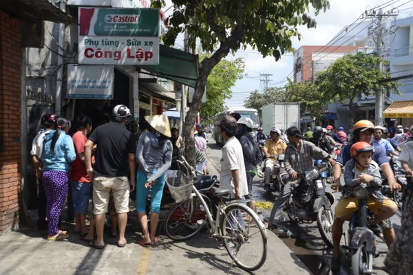 &Ocirc;t&ocirc; mất thắng lao v&agrave;o tiệm c&aacute;n chết nạn nh&acirc;n đang ngồi sửa xe - Ảnh 2.