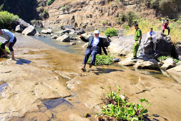 T&igrave;m thấy thi thể du kh&aacute;ch Belarus chết tại th&aacute;c Pongour  - Ảnh 2.