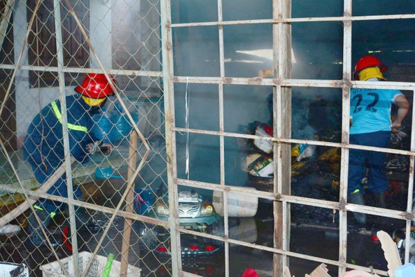 Ba ch&aacute;u nhỏ hoảng loạn trong ng&ocirc;i nh&agrave; ch&aacute;y bị kh&oacute;a cửa ngo&agrave;i - Ảnh 2.