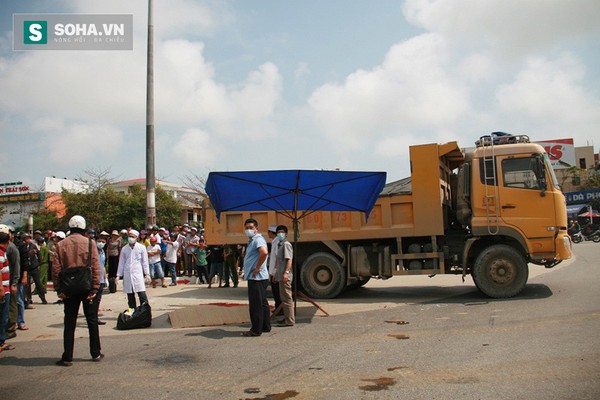 T&ocirc;i thấy c&oacute; người cố b&ograve; ra khỏi gầm nhưng xe ben vẫn chạy - Ảnh 2.
