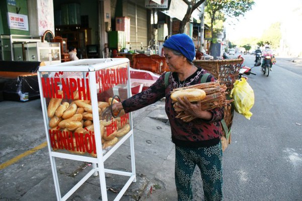 Bánh mì miễn phí cho người nghèo ở Vũng Tàu, Kon Tum - Ảnh 2.