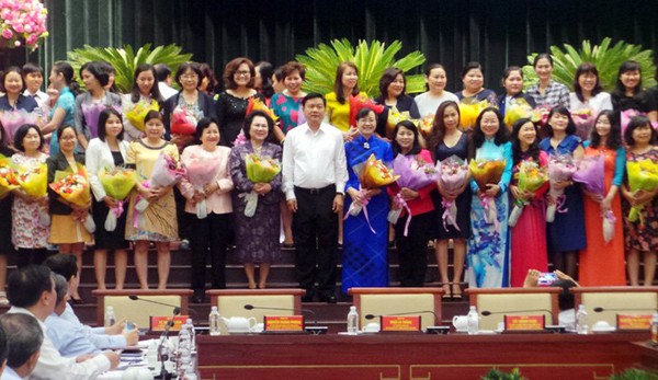 B&iacute; thư Thăng bất ngờ tặng hoa &ldquo;chị em&rdquo; nh&acirc;n Ng&agrave;y 8.3 - Ảnh 2.