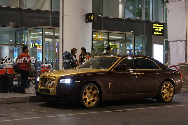 Bầu Hiển dùng Rolls-Royce Ghost mạ vàng để đưa đón đại diện Barca - Ảnh 2.
