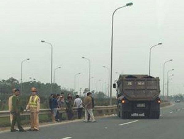 CSGT bị xe ben đ&acirc;m đang phải phẫu thuật n&atilde;o - Ảnh 2.