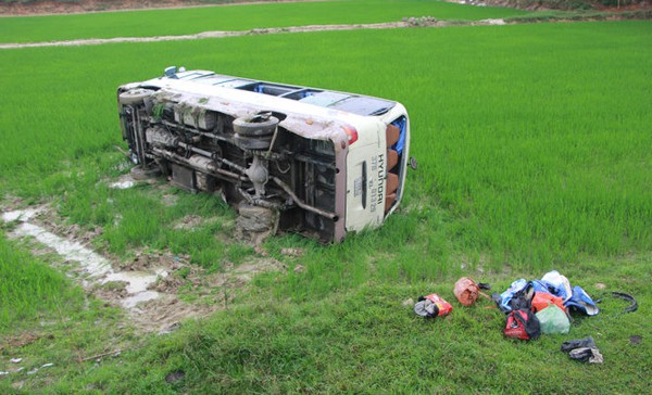 Xe kh&aacute;ch lật xuống ruộng, 8 người phải cấp cứu - Ảnh 2.