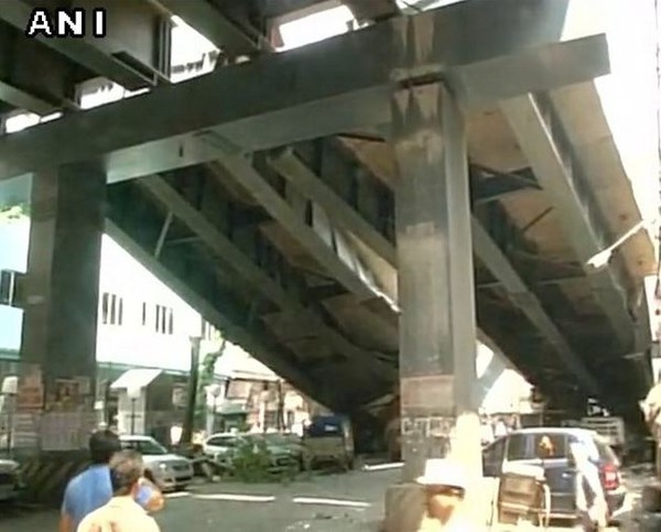 Ít nhất 10 người chết trong vụ sập đường trên cao ở Ấn Độ - Ảnh 2.