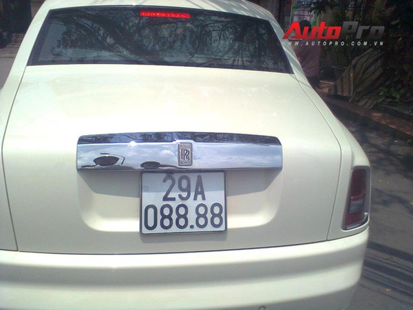 H&agrave; Nội: Qu&ecirc;n r&uacute;t ch&igrave;a kh&oacute;a, phải thu&ecirc; người cạy cửa Rolls-Royce Phantom - Ảnh 3.