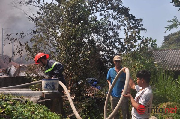 Ch&aacute;y ở Đại lộ B&igrave;nh Dương: Ph&aacute; tường, tiếp cận nhiều hướng để dập biển lửa - Ảnh 3.