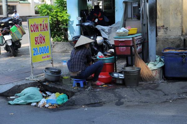 ​Mu&ocirc;n kiểu thức ăn đường phố mất vệ sinh - Ảnh 3.
