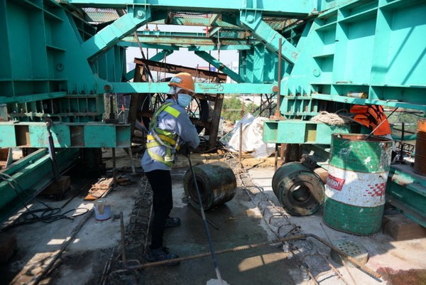 Đúc nhịp dầm đầu tiên cầu metro Sài Gòn - Ảnh 3.