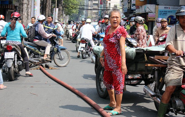 Hai phụ nữ ra đường chặn xe c&aacute;n ống nước chữa ch&aacute;y - Ảnh 3.