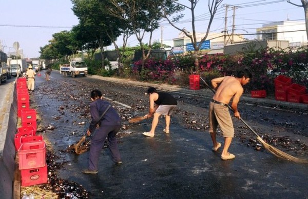 Người dân giúp dọn đống chai vỡ, tài xế rối rít cảm ơn - Ảnh 1.