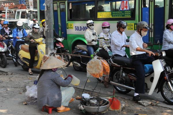 ​Mu&ocirc;n kiểu thức ăn đường phố mất vệ sinh - Ảnh 4.