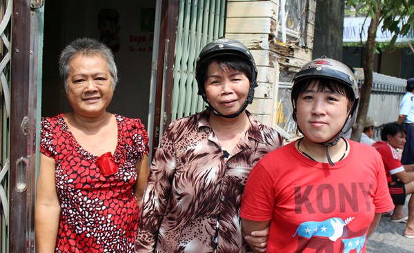 Hai phụ nữ ra đường chặn xe c&aacute;n ống nước chữa ch&aacute;y - Ảnh 4.