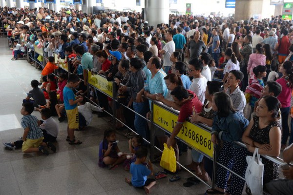 Hàng ngàn Việt kiều về ăn tết, sân bay kẹt cứng - Ảnh 4.