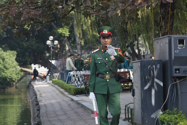 H&agrave; Nội: Trận địa ph&aacute;o hoa được bảo vệ nghi&ecirc;m ngặt trước giờ G - Ảnh 4.