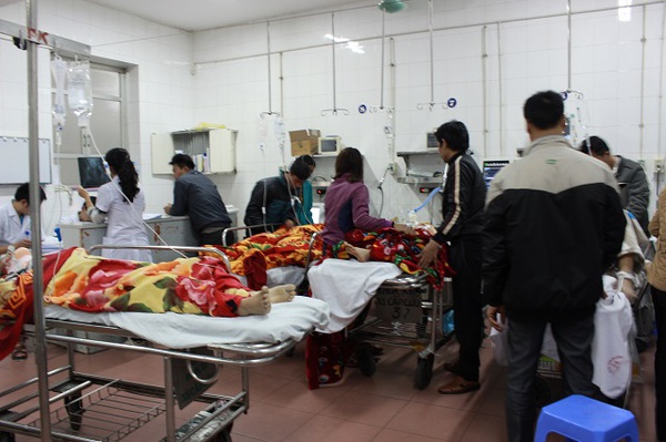 Bệnh viện quá tải Tết, bệnh nhân nằm hành lang chờ cấp cứu - Ảnh 4.